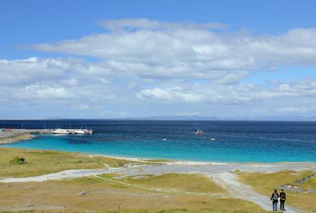 The beach on Inis Oirr with blue water and a sunny sky
